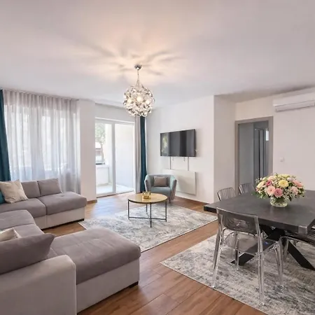 Beach-center-renovated-parking-balcony Apartman